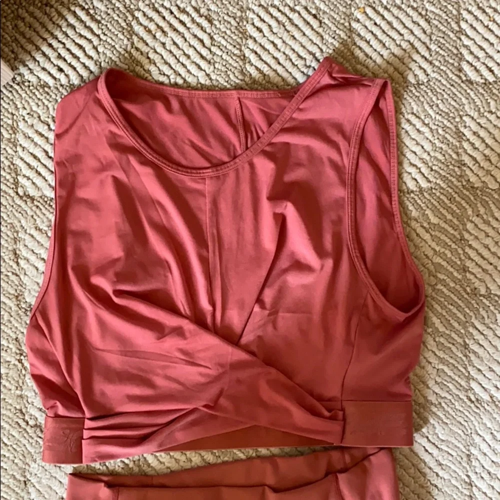 Fabletics workout set - Picture 2 of 3
